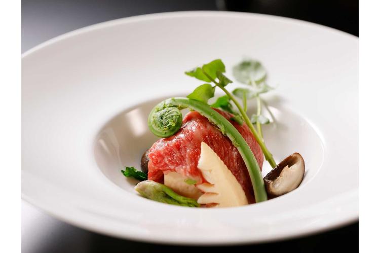 【季節のディナーコース】お料理一例  能登牛とA5和牛ロース肉　桜花入りかつおと昆布ソース