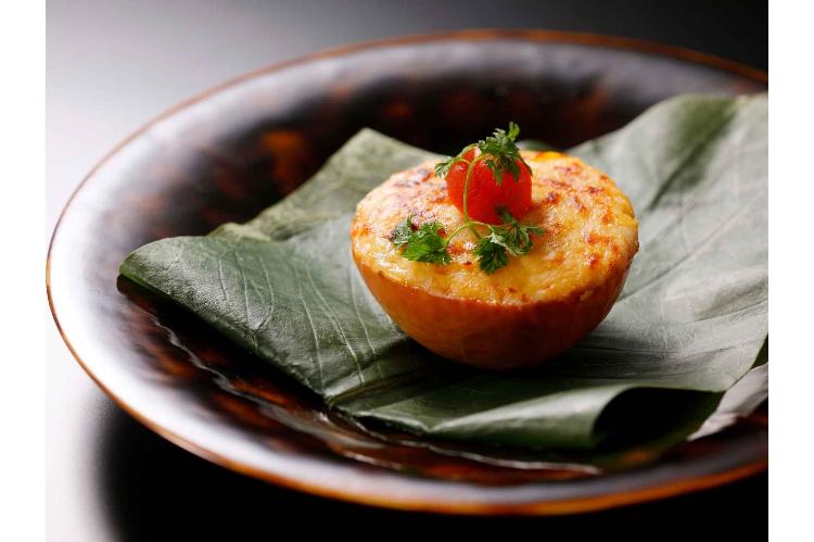 【季節のディナーコース】お料理一例  丸ごと林檎“能登豚”味噌風味グラタン