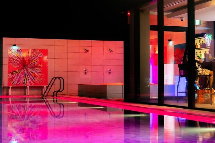 【バー】プールサイドバーでリラックスし心地よい夜を