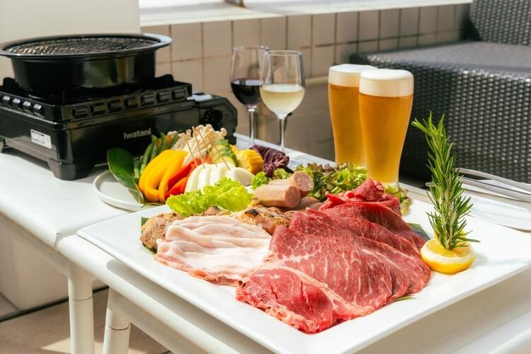 【バー】那覇のパノラマ画廊を背景に、ルーフトップバーで贅沢なBBQを