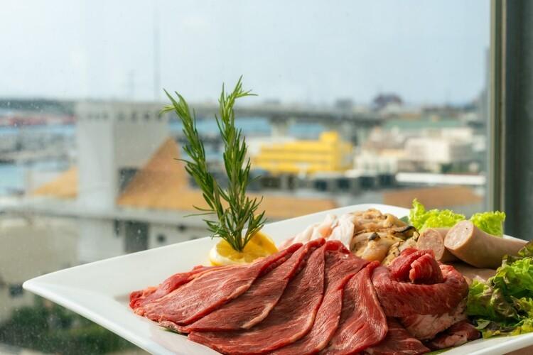 【バー】明るい窓辺で、目にも美味しい贅沢な肉盛り合わせ