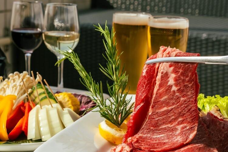 【バー】新鮮な牛肉スライスがこれから始まる美食の宴を予感させます