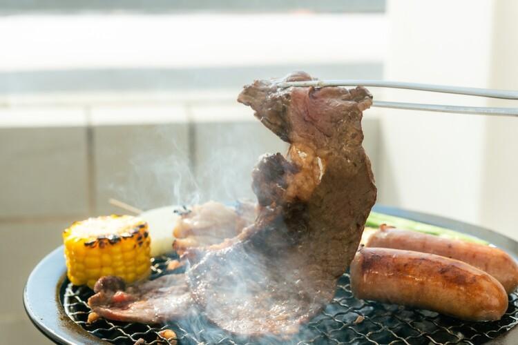 【バー】焼きたてのジューシーな肉を外で楽しむバーベキュー