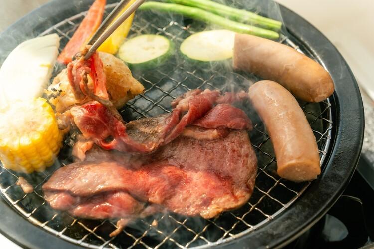 【バー】香ばしい煙が立ちのぼる中、バラエティ豊かな味わいが楽しめます