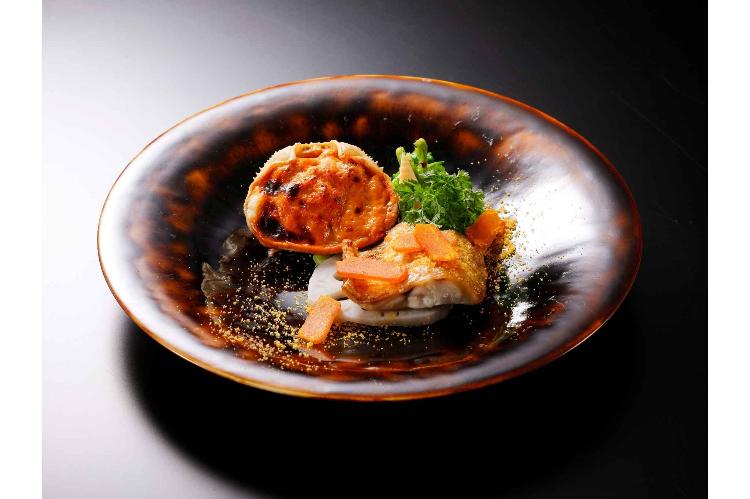 【季節のディナーコース】お料理一例  のどぐろ能登の海塩焼き　焼きからすみ添え香箱蟹のグラチネトリュフ風味