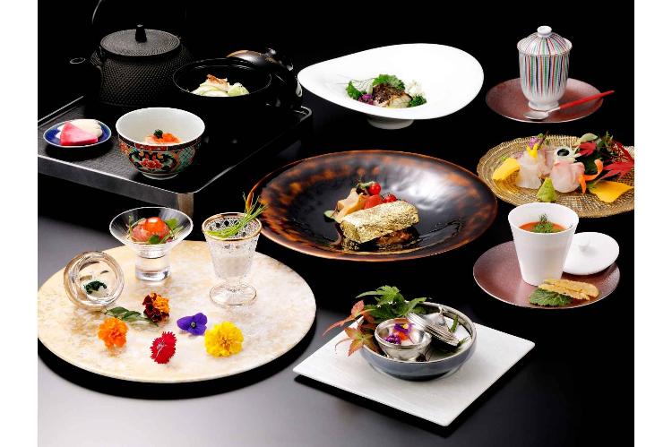 【冬季限定ディナーコース】  近江町市場直送の新鮮な海の幸や金沢の四季折々の食材を吟味し伝統の中にも趣向を取り入れた北陸の美食をお愉しみください。