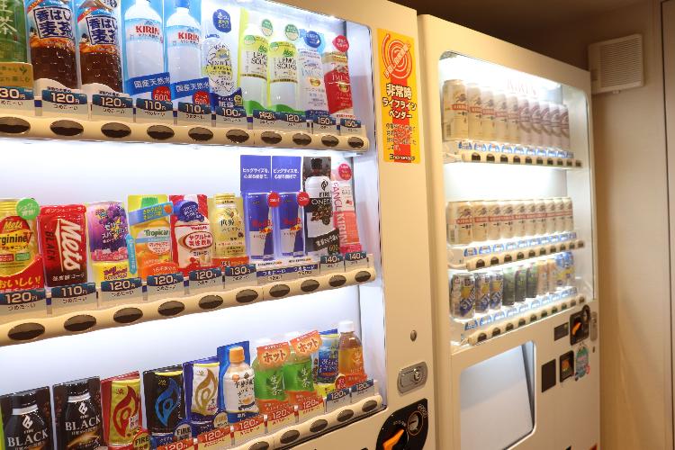 自動販売機は６階にございます。