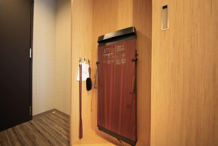 コルビー社製のズボンプレッサーを全客室に設置しております。