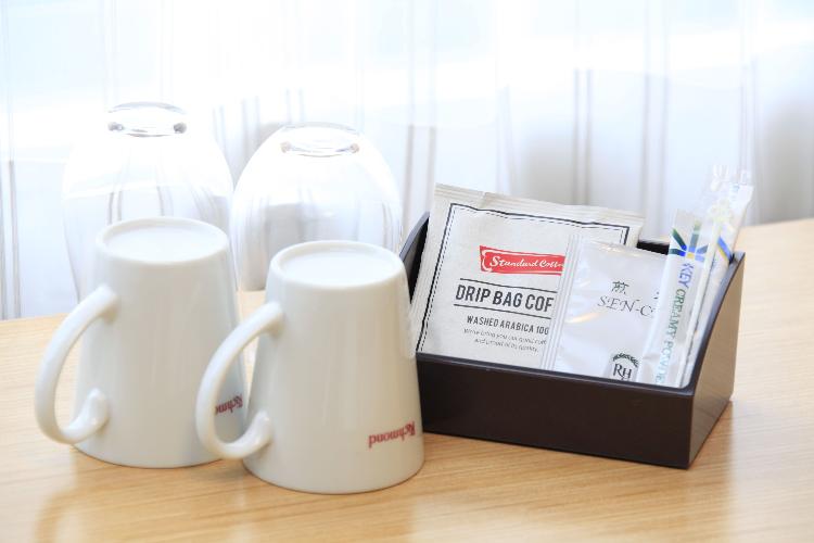 コーヒー・煎茶は客室にはご用意がございません。 1F アメニティバーよりお取りください。