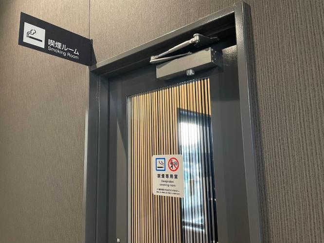 喫煙コーナーは、1階と5階に設置しております。