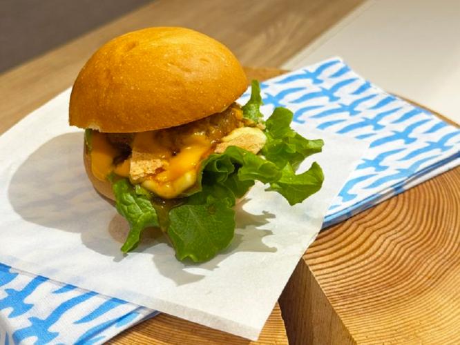 ホテルオリジナルの湯の浜バーガーが朝食に登場
