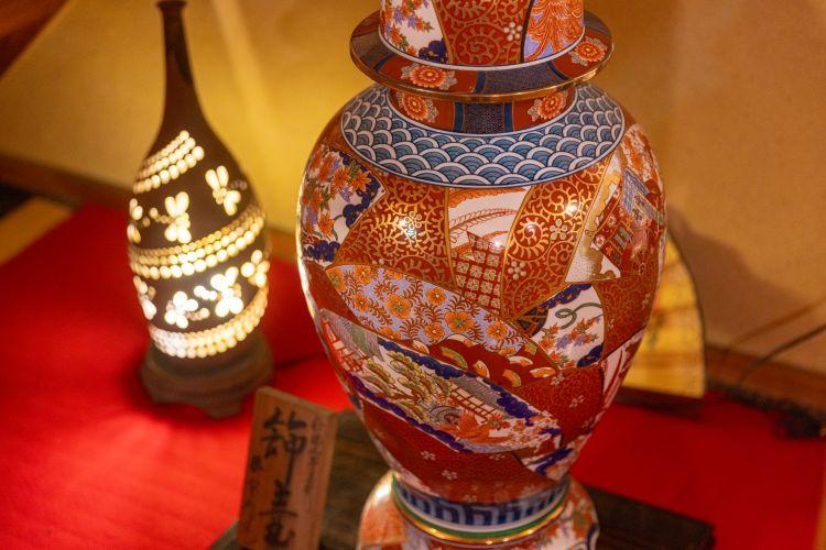 館内に飾られた“有田焼”の壺