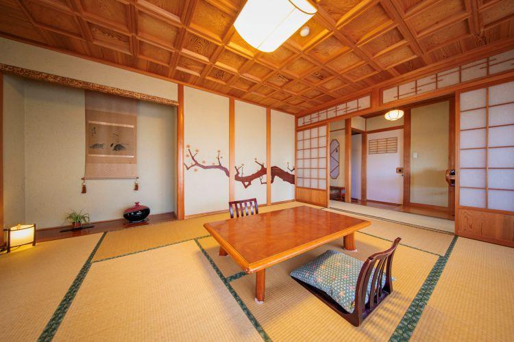 客室例：梅の木をモチーフとした塗り壁