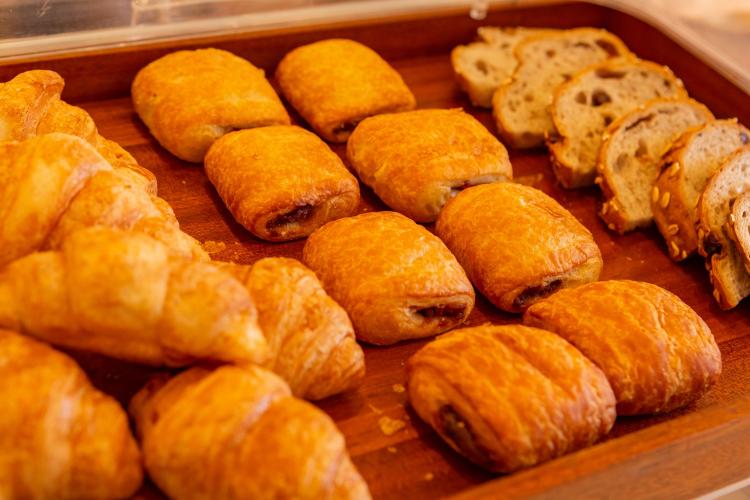 朝食パン（クロワッサン、粒あんバー、ミューズリーブレッド）