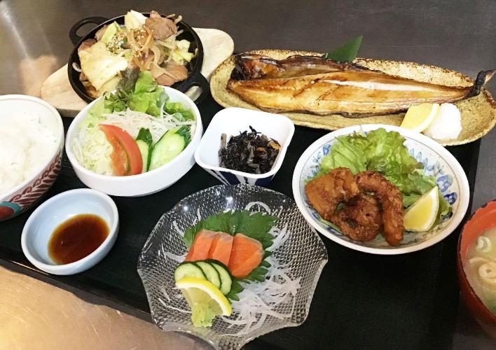 1階居酒屋「つぼ八」営業時間17時30分から23時(オーダーストップ22時30分)日曜店休日