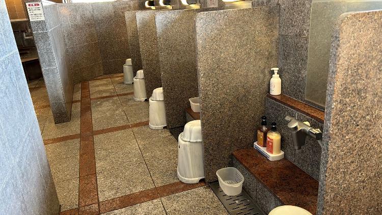 男女別大浴場洗い場