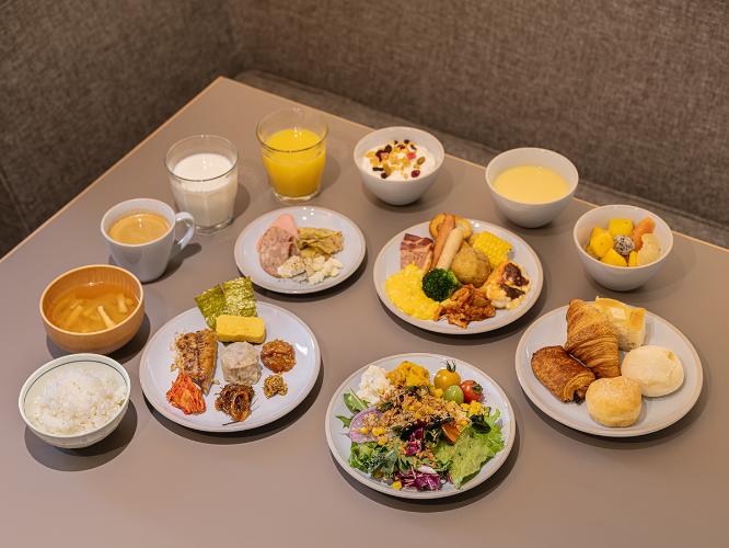 朝食｜豊かな自然のもと育てられたお肉やお野菜、新鮮な卵や乳製品をおいしいメニューに仕上げました。