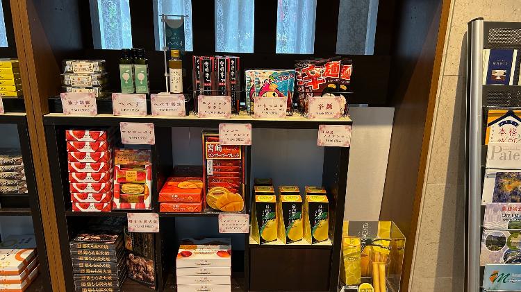 お土産コーナー　1階ロビー