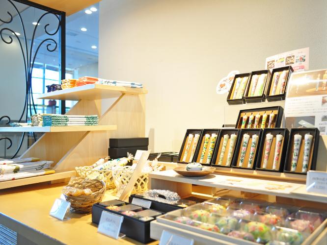 【売店】地元の工芸品を取り揃えております