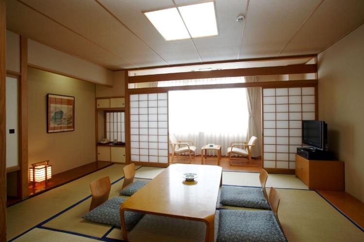 本館和室10畳／和の心と清潔感に包まれた純和風の客室で、寛ぎのひとときをお過ごしください。（客室一例）