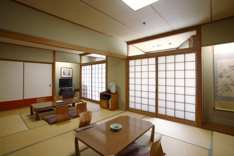 大部屋15〜16畳／安心感と快適さが広がる、寛ぎのファミリールームです。※様々なお部屋タイプがございますが、お選びいただくことは出来ません。（客室一例）