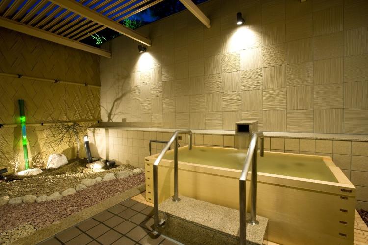 露天風呂付和室／四季を感じる湯と青畳の香りに包まれる贅沢なひとときをお愉しみください。※露天風呂付客室のお風呂はラジウム鉱泉を利用した人工温泉です。（客室一例）