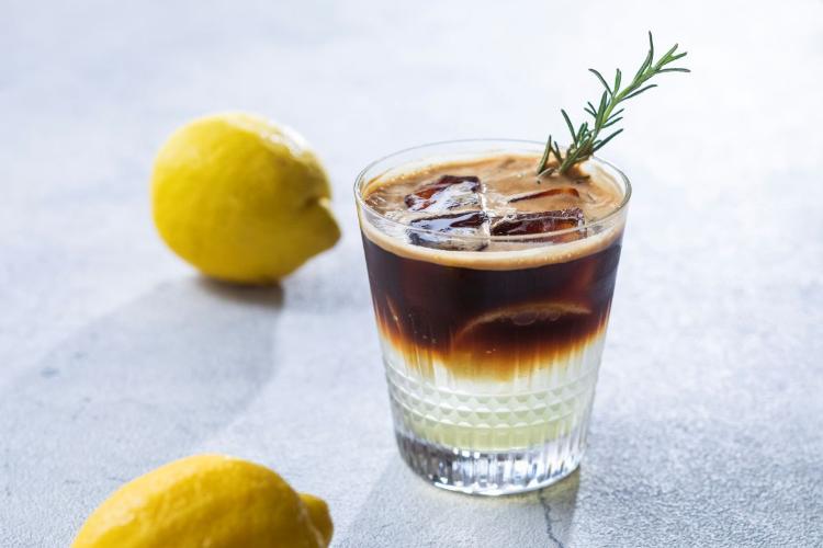 カフェ「ユーカラ」／レモンの爽やかさが際立つ、サウナ後にぴったりのエスプレッソトニックもご用意しています。