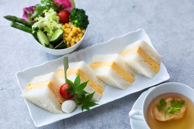 カフェ「ユーカラ」／朝食人気のふわふわだし巻き玉子を使った、ランチ限定サンドイッチです。