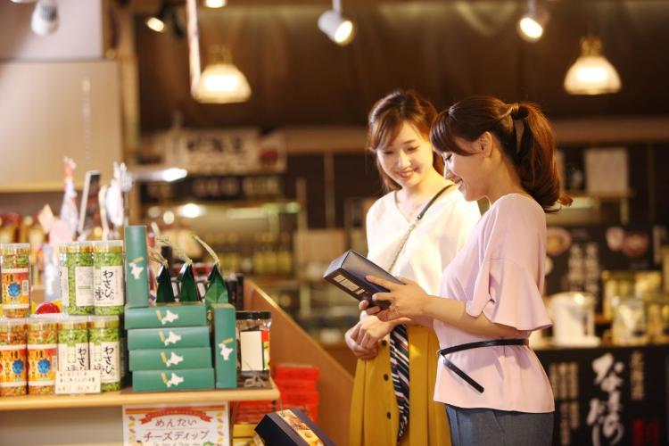売店／旅の思い出や贈り物に最適な地元名産品を豊富に揃えております。