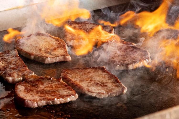 夕食バイキング／標茶町産「星空の黒牛」ステーキは、甘みと旨みが絶妙な一品です。（イメージ）