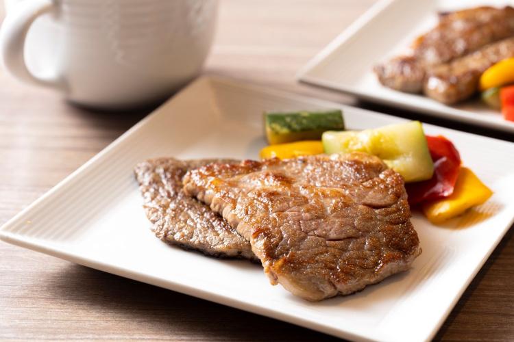 夕食バイキング／釧路湿原近くの厳しい環境で育った黒毛和牛の贅沢な味わいです。（イメージ）