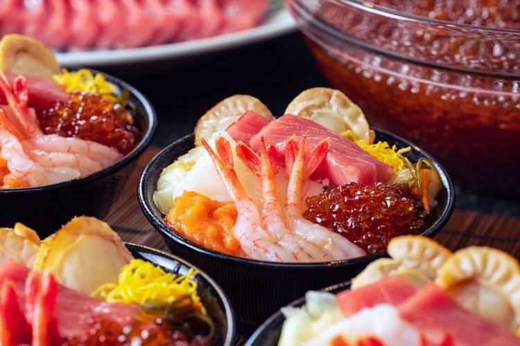 朝食バイキング／人気の海鮮丼で、朝から贅沢なひとときをお楽しみください。（イメージ）