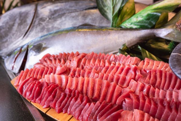 夕食バイキング／噴火湾や近海で獲れた旬の魚を豪快に盛り付けてご用意しています。（イメージ）