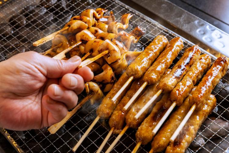 夕食バイキング／炉端コーナーで季節魚を焼きたて提供。八角や特製つくね、いかもご用意しています。（イメージ）
