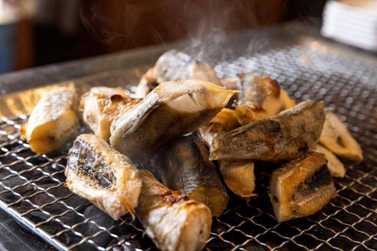 夕食バイキング／オープンキッチンの炉端で八角など旬の魚を焼き上げ、熱々でご提供します。（イメージ）