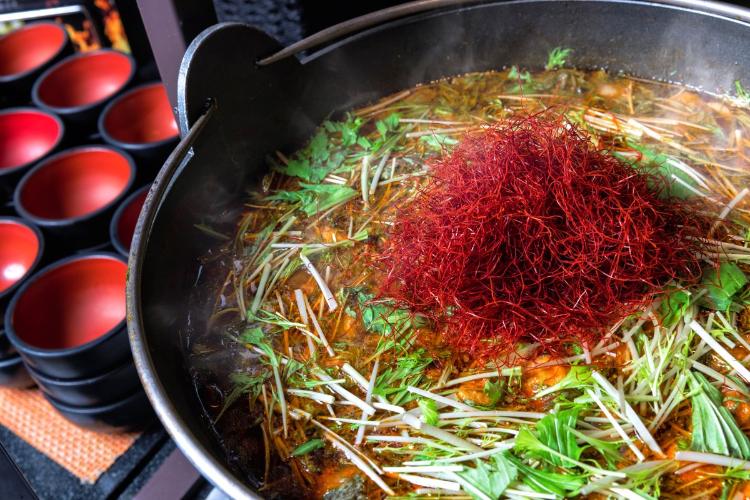 夕食バイキング／辛味が効いた麻辣仕立て「地獄鍋」は鬼サウナをイメージして作りました。牛すじ・豚肉・鶏肉入りで身体の芯から温まる一品です。（イメージ）