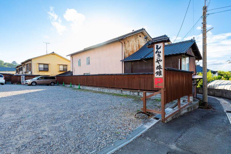 旅館裏の専用駐車場(無料)２０台