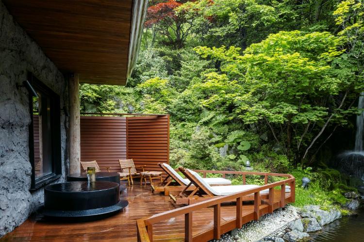 鬼サウナ／新緑が揺れる風景の中、爽やかな風を感じながら温泉でゆったりと深呼吸できます。（一例）