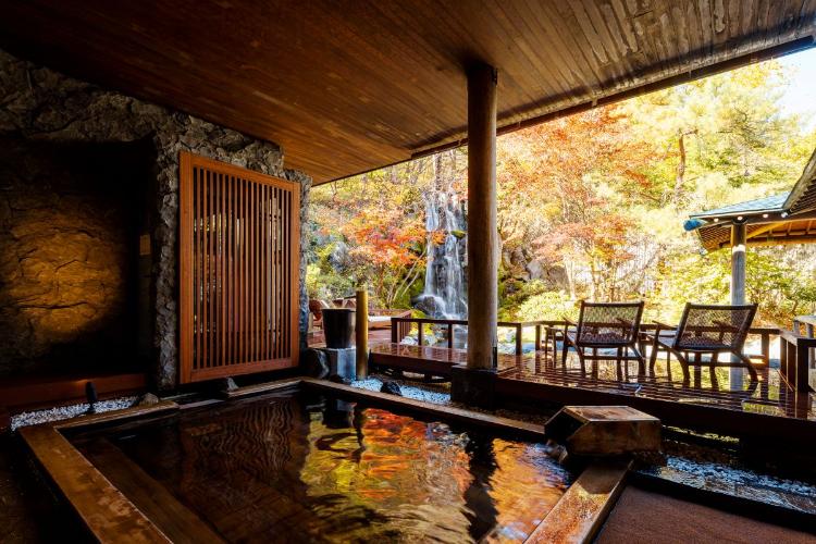 鬼サウナ／紅葉に染まる露天風呂で、秋の彩りと湯のぬくもりをゆっくりと味わう贅沢をお愉しみください。（一例）