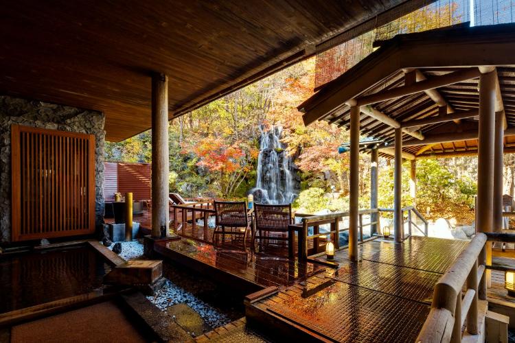 鬼サウナ／色づく紅葉に包まれた庭園露天風呂で、秋ならではの風情と静けさをお楽しみください。（一例）