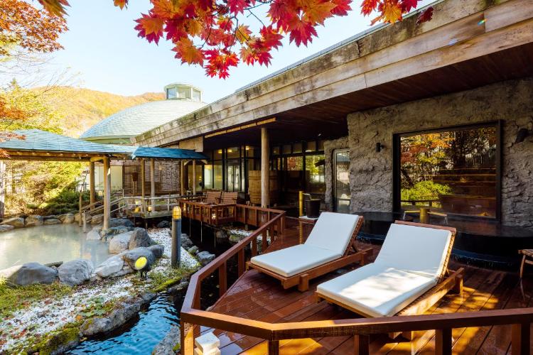 鬼サウナ／鮮やかな赤や橙の紅葉が広がる景色の中、心落ち着くひとときをご堪能ください。（一例）