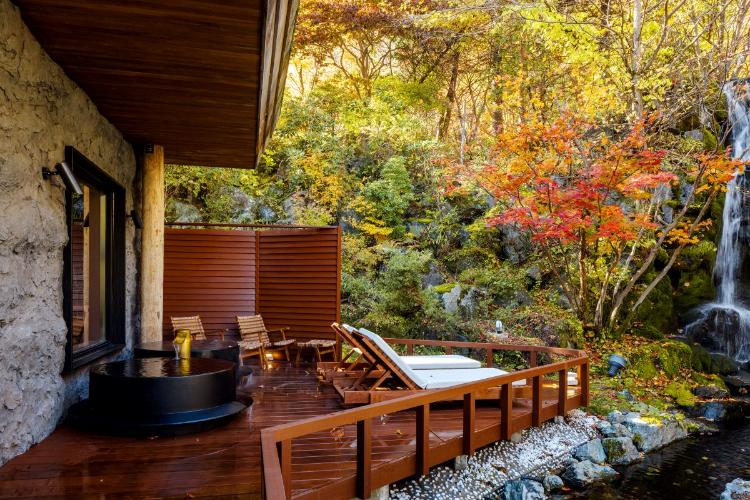 鬼サウナ／紅葉を眺めながら外気浴。秋の登別で癒しの時間をお過ごしください。（一例）