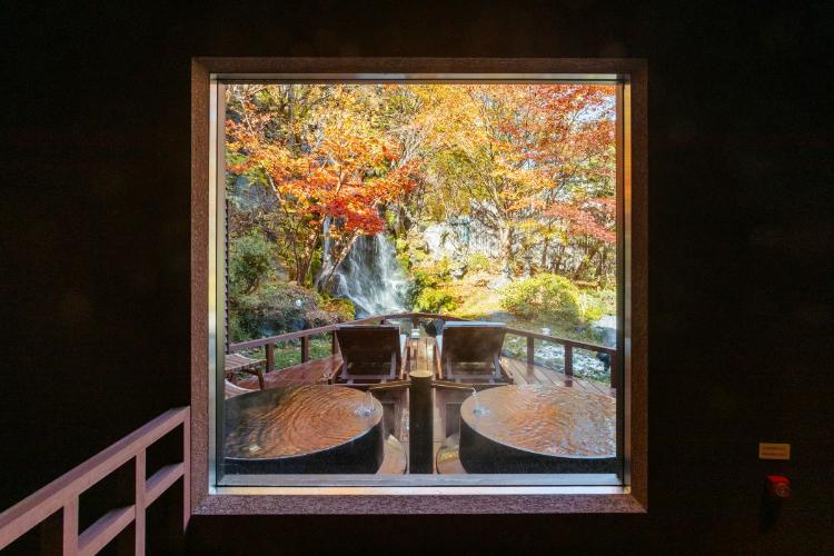 鬼サウナ／木々が赤や黄に染まる庭園を眺め、秋の深まりと静寂を感じながらサ活ができます。（一例）