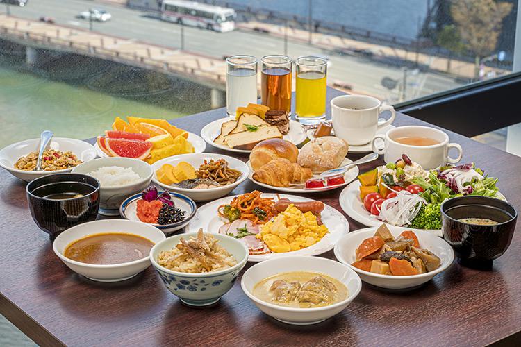 ホテル最上階で福岡の街並みを眺めながら、和洋ブッフェスタイルで朝食を提供しております。