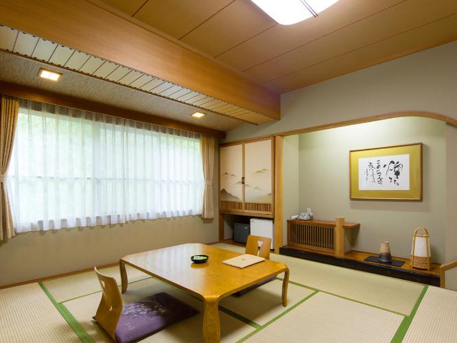 【和室】純和風造りの和室。お布団でお休みになりたい方におすすめのお部屋です。
