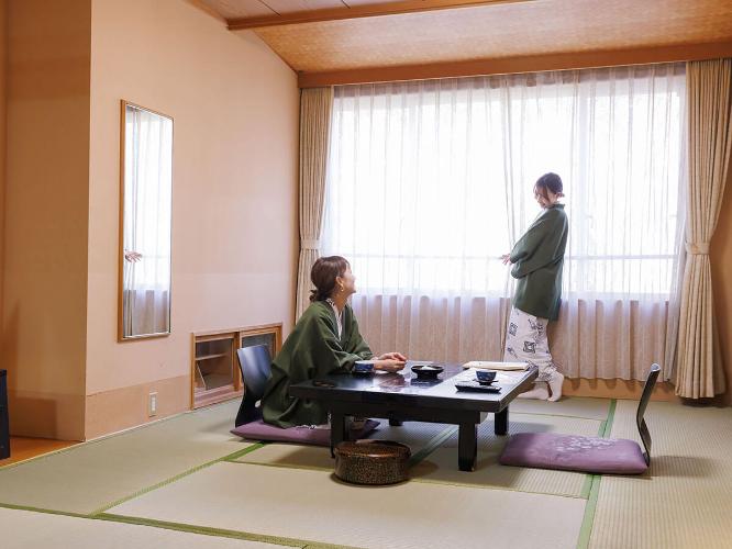 【和洋室】窓からは当館をぐるりと囲む原生林を望みます