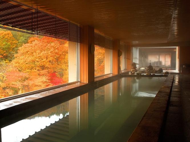 【辛夷館／大浴場】大浴場から眺めるパノラマの紅葉は圧巻！