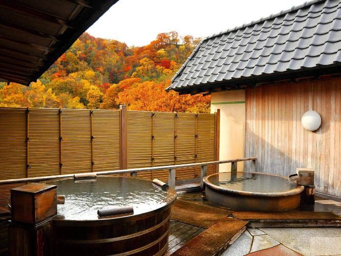 【銀杏館／露天風呂】原始林に面した露天風呂では、鮮やかに色づいた木々が望め、紅葉狩り気分も味わえます