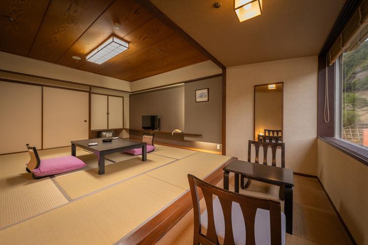 和室10帖（バス・洗浄トイレ付）眺望山側