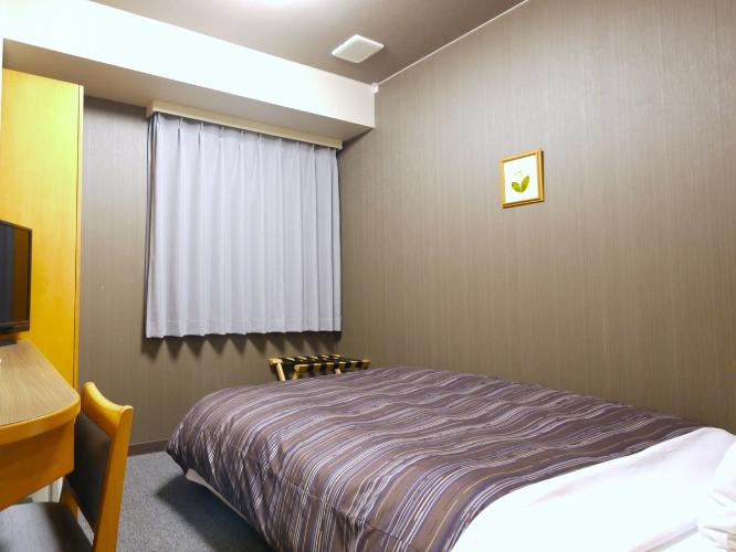■シングルルーム<BR>ダブルサイズのベッドを御用意しておりますのでゆったりお休みください。